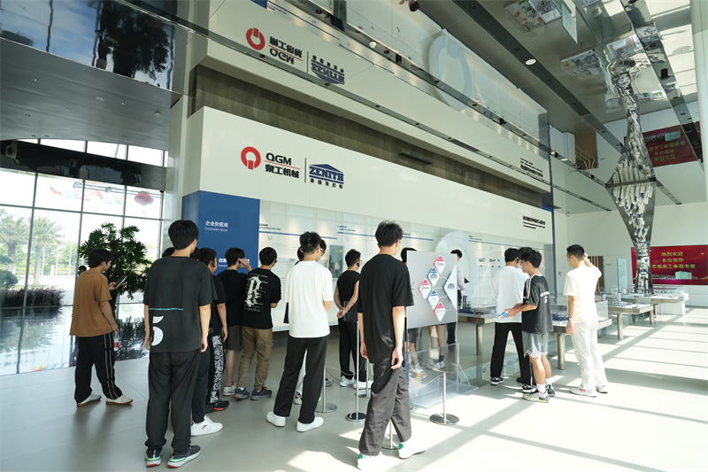 Liming Vocational University Fujian Quangong Machinery Co.,Ltd bisitatu zuen lana garatzeko programa baterako.