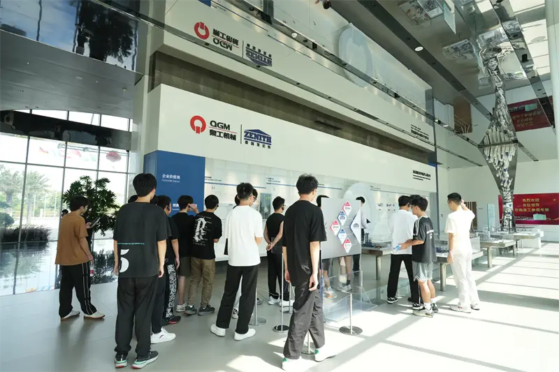 Liming Vocational University Fujian Quangong Machinery Co.,Ltd bisitatu zuen lana garatzeko programa baterako.