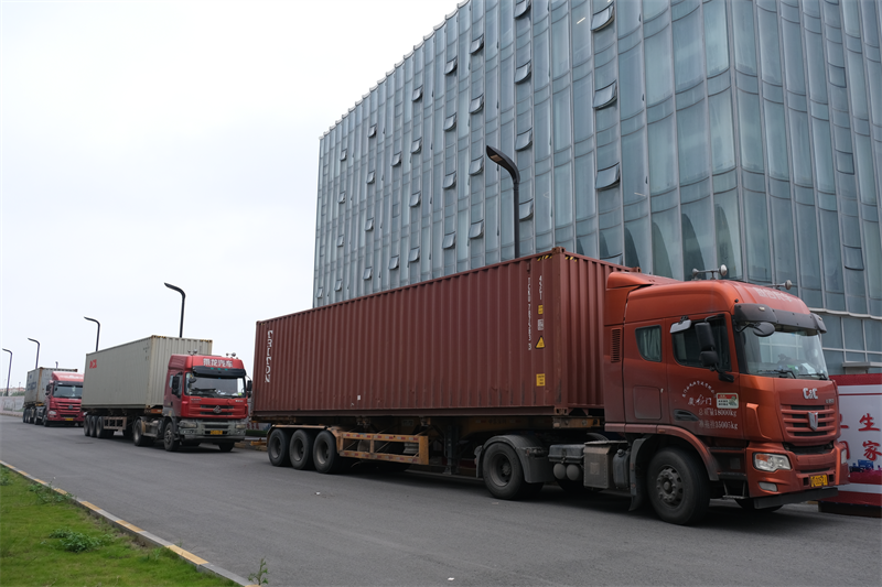 QGM adreilua egiteko makinak Ekialde Hurbilera bidaltzen dira, eskualdeko eraikuntzari jauzi berri bat ematen lagunduz