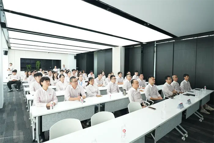 QGM: desfile militarra elkarrekin ikustea eta aurrera egiteko indarrak biltzen