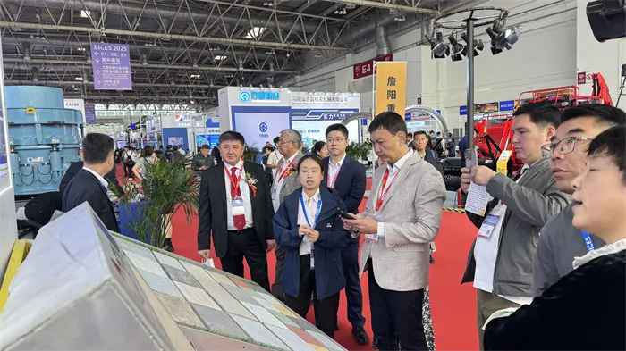 Urrezko Udazkeneko Topaketa Fabrikazio Adimendunarekin hitz egiteko, Quangong-en indarrak distira sortzen du