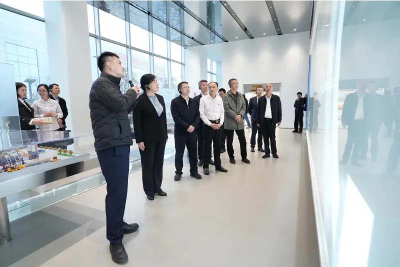 Liu Min jauna, Garapen eta Erreforma Batzorde Nazionaleko (NDRC) Ekonomia Pribatuaren Bulegoko zuzendariorde nagusiak eta bere ordezkariak Quangong Machinery Co., Ltd. bisitatu zuten ikuskapen eta ikerketa bira bat egiteko.