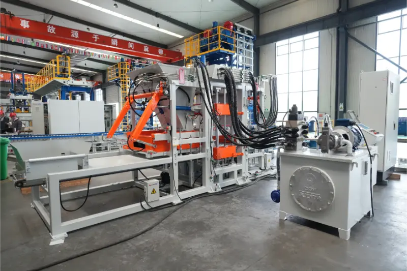 Quangong Machinery Co., Ltd.-ren QT6 adreilua egiteko ekoizpen-lerro guztiz automatikoak hondakin solidoetatik adreiluen ekoizpen oso errentagarria ahalbidetzen du.