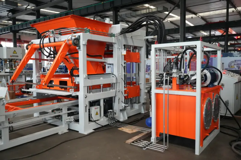 Adimentsua eta eraginkorra, kalitatea eta produktibitatea areagotuz: Quangong Machinery Co., Ltd.-ren QT10 adreilua egiteko produkzio-lerro berriak zipriztindu egiten du